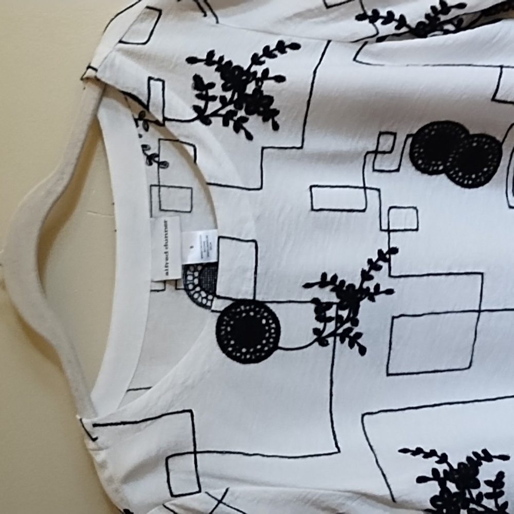 EMBROIDERED BLACK&WHITE SHIRT,SIDE SLITS WITH SQUARE BUTTONS-PERFECT CONDITION - Picture 4 of 11